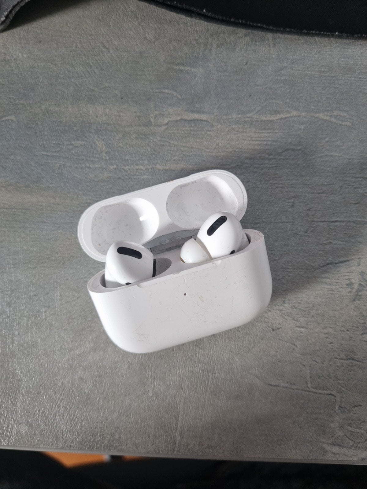 Apple AirPods Pro met beschadigde case en oortje, Gebruikt, In gehoorgang (in-ear), Bluetooth, Ophalen of Verzenden
