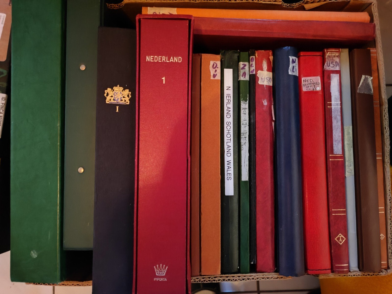 Propvolle grote doos met postzegelalbums en mappen, Ophalen, Nederland en Buitenland