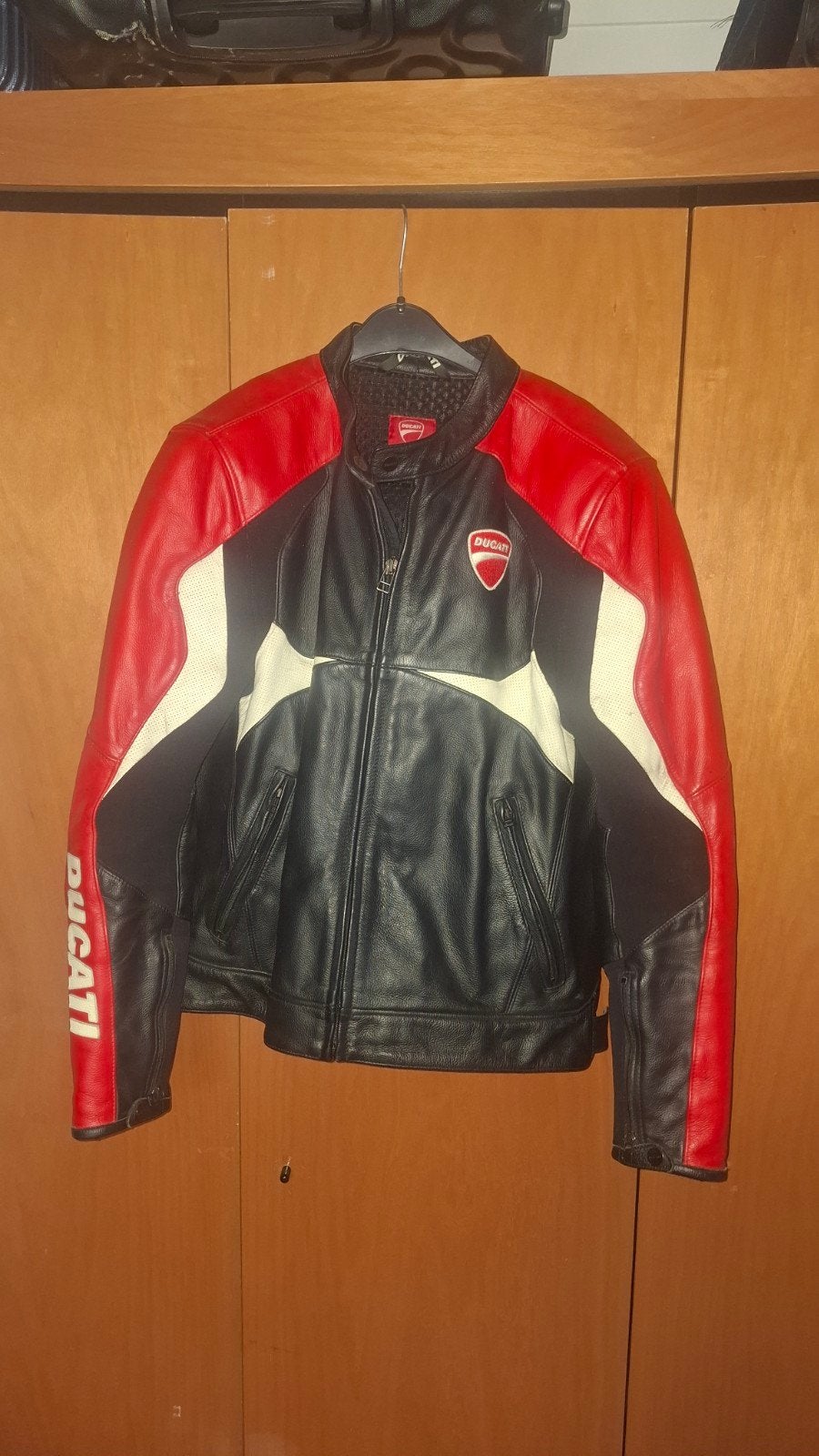 Ducati Dainese motorpak (vest 52, broek 50) - Nieuwstaat, Broek | leer, Heren, Ophalen of Verzenden, Ducati