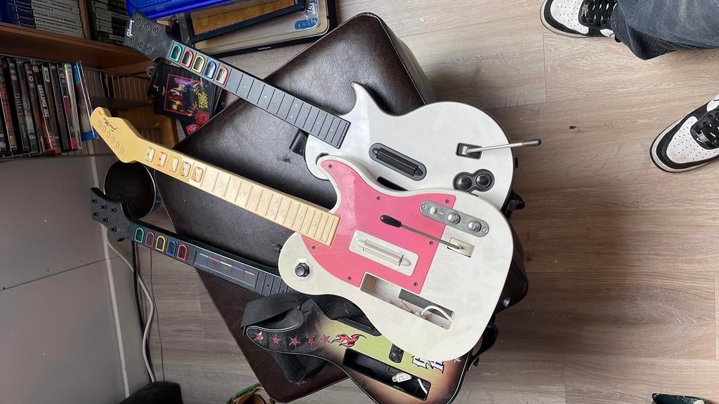 Guitar Hero bundle Wii – 3 gitaren + 4 games, Spelcomputers en Games, Games | Nintendo Wii, Muziek, 1 speler, Ophalen of Verzenden