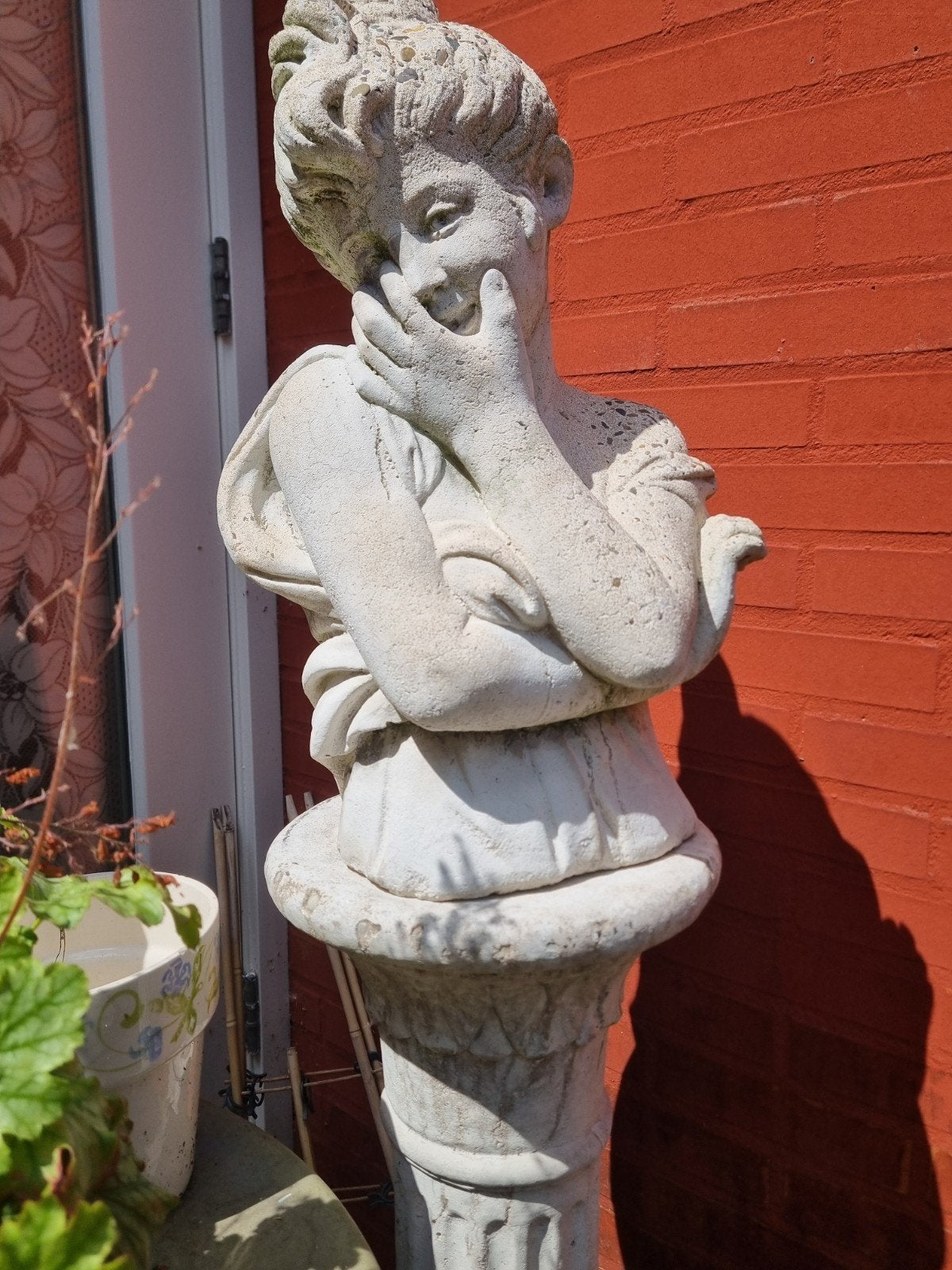 Betonnen beeld vrouw met hand voor mond, gedetailleerd, 50cm, Ophalen, Zo goed als nieuw, Beton, Mensenbeeld