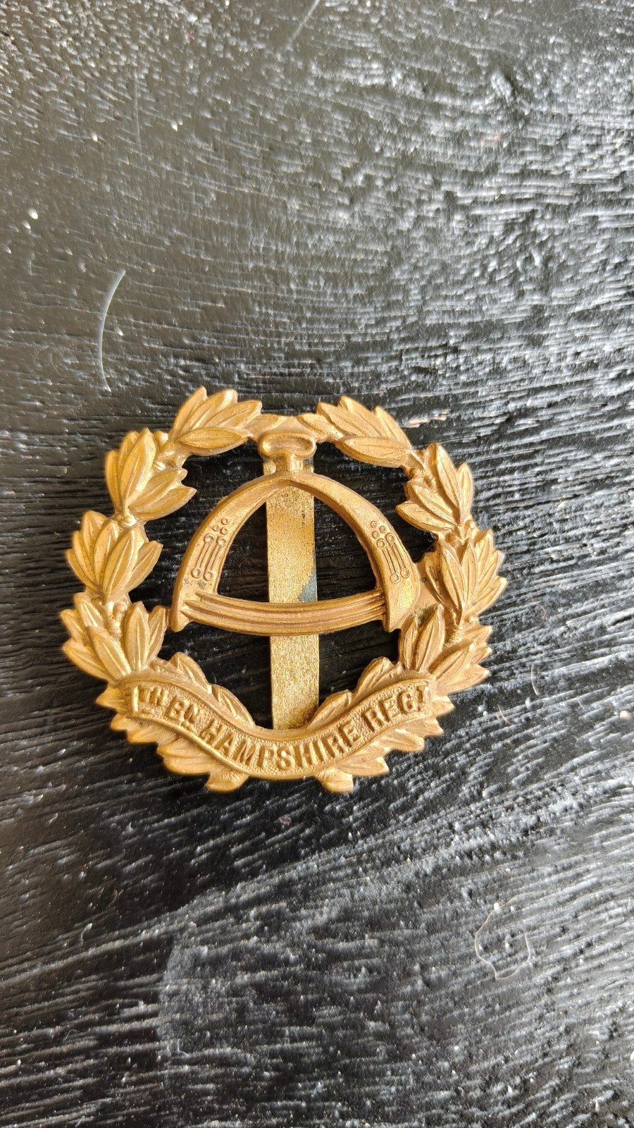 Originele WW2 capbadge 7th Hampshire Regiment., Verzamelen, Ophalen of Verzenden, Landmacht, Engeland, Embleem of Badge