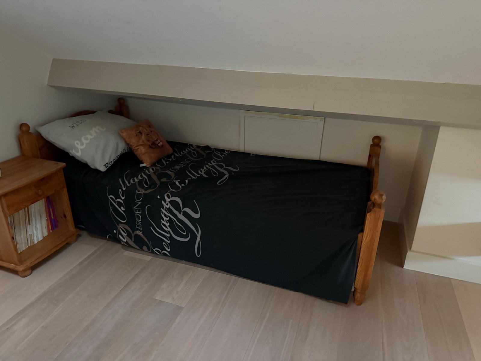 Eenpersoonsbed van hout met nachtkastje, Ophalen, Gebruikt, 90 cm, Eenpersoons