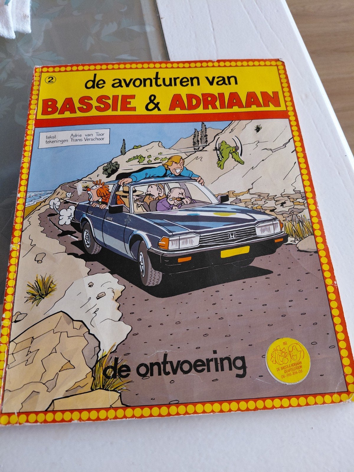 Bassie & Adriaan de ontvoering stripboek MET HANDTEKENING, Gelezen, Eén stripboek, Ophalen of Verzenden, Aad van toor