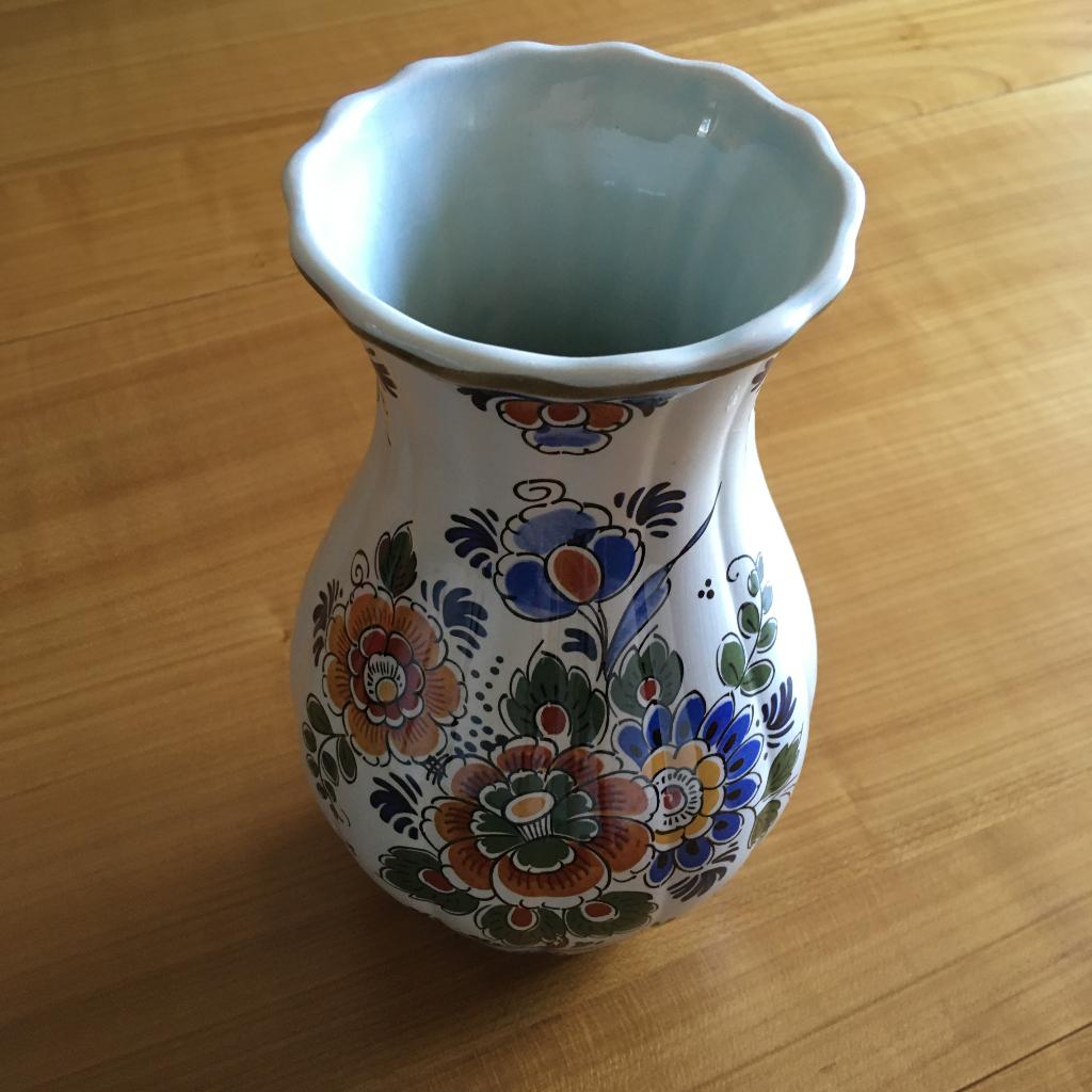 Zeer mooie, handbeschilderde vintage vaas (Delft - Holland), Overige kleuren, Aardewerk of Porselein, Ophalen of Verzenden, Zo goed als nieuw