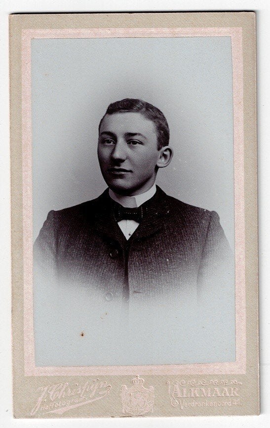 CDV nr. 14. Jongeman in een mooi costuum (Alkmaar)., Gebruikt, Foto, Ophalen of Verzenden, Voor 1940