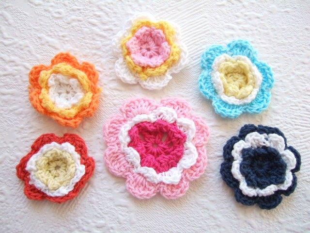HALVE PRIJS ~ 3-kleurige gehaakte bloem ~ 4 cm, Hobby en Vrije tijd, Naaien en Fournituren, -, -, Nieuw, Applicatie