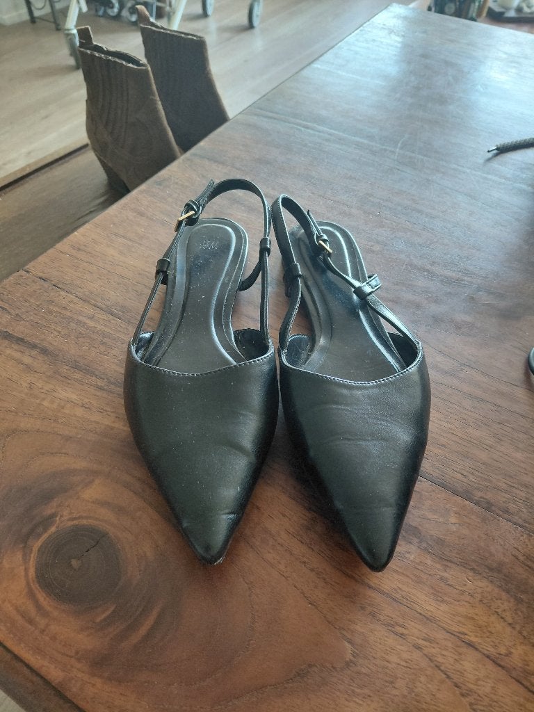 Zwarte H&M slingback schoenen met puntige neus 37, H&M, Schoenen met lage hakken, Zwart, Ophalen of Verzenden