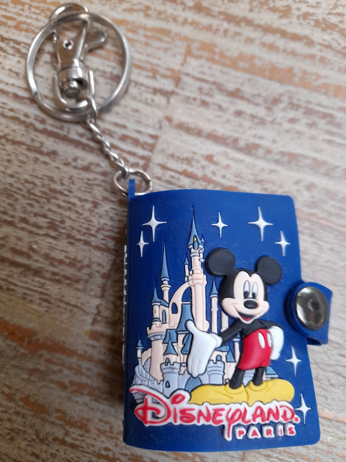 Sleutelhanger met fotoboekje voor pasfoto's, Ophalen of Verzenden, Mickey Mouse, Zo goed als nieuw, Beeldje of Figuurtje