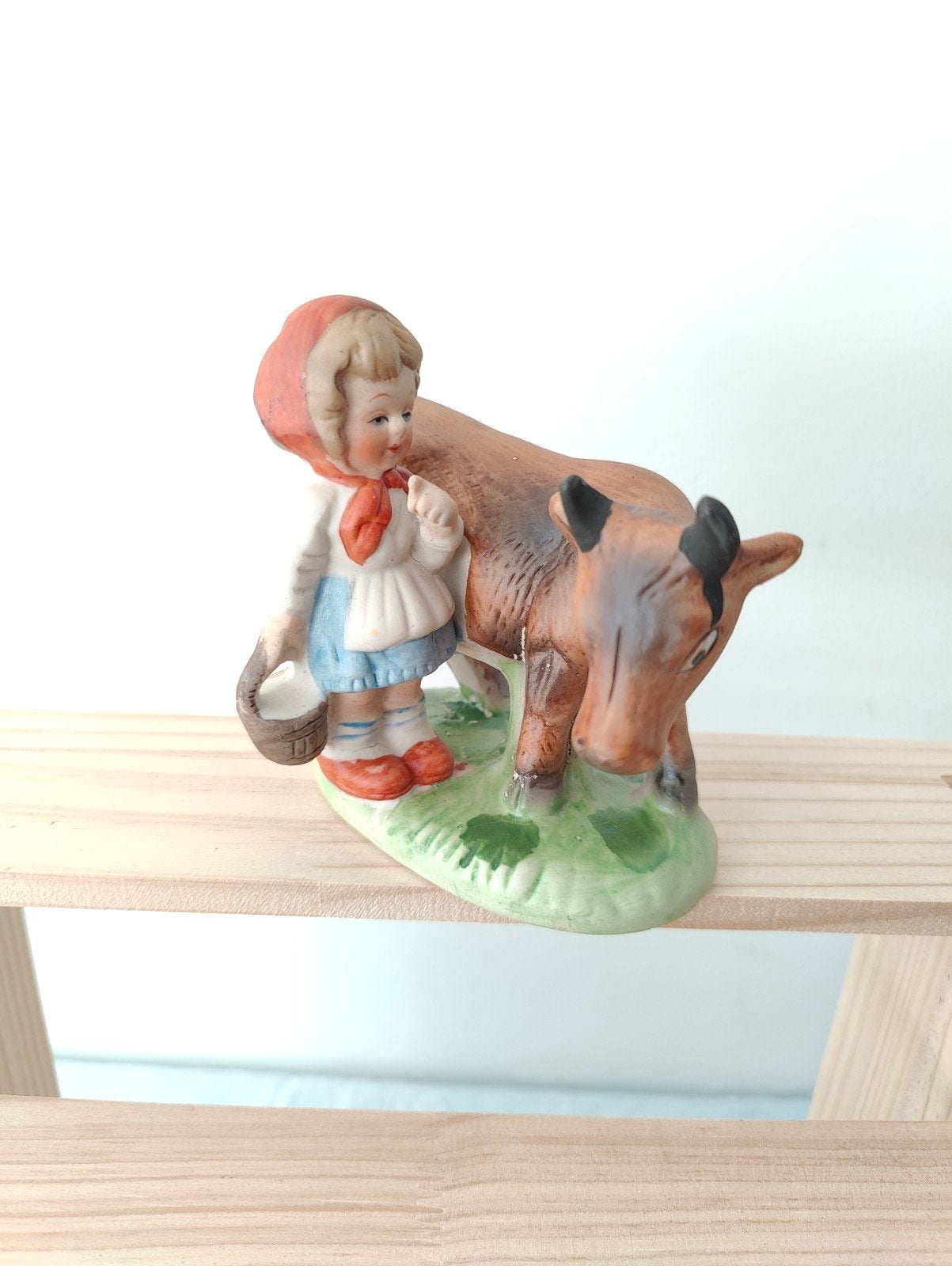 Vintage keramisch Beeldje: Meisje met Koe, Verzamelen, Beelden en Beeldjes, Ophalen of Verzenden, Zo goed als nieuw, Mens