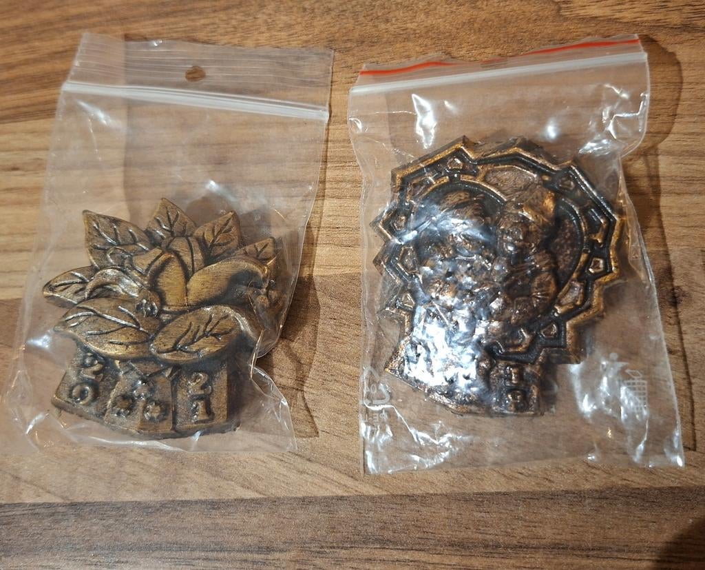 Insigne bergen op zoom vastenavend brons 2 stuks, Ophalen of Verzenden, Overige kleuren, Overige materialen