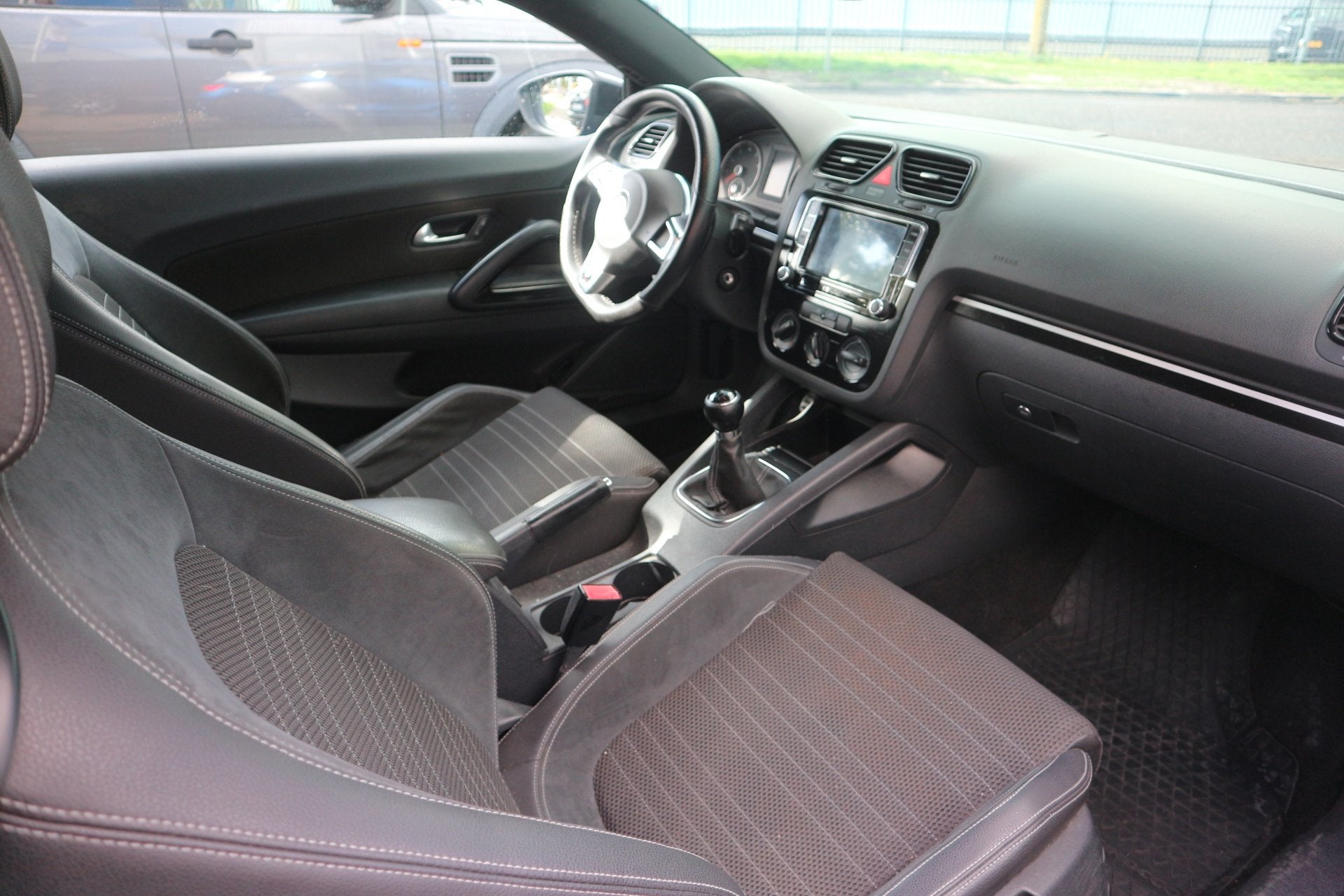 Volkswagen Scirocco 1.4 TSI / R-LINE / RED BULL PACK / UNIEK, Auto's, Voorwielaandrijving, Euro 5, 4 cilinders, 1219 kg