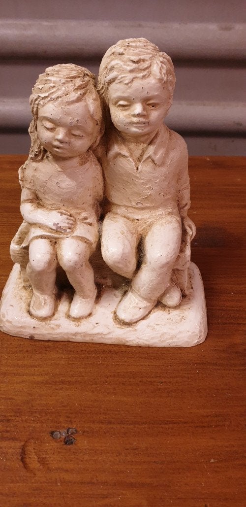beeld jongen en meisje op bankje, Ophalen of Verzenden
