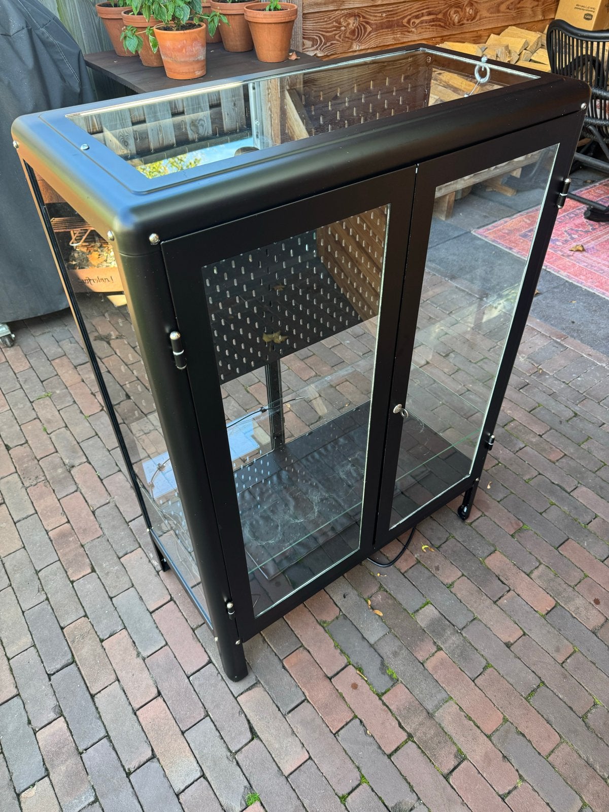 Glazen vitrinekast met verlichting en verwarmingsmat, Huis en Inrichting, Gebruikt, 100 tot 150 cm, Glas, 25 tot 50 cm