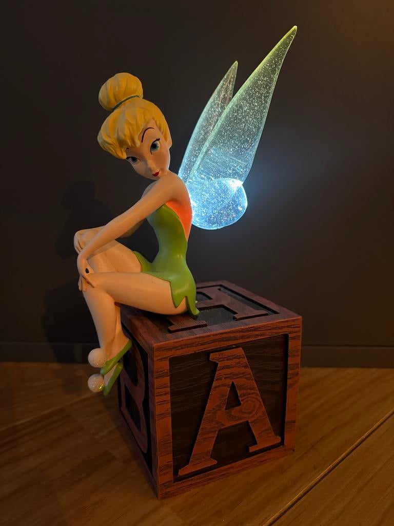 Tinkerbell beeldje op letterblok - Disney, Verzamelen, Disney, Ophalen of Verzenden, Peter Pan of Pinokkio, Zo goed als nieuw