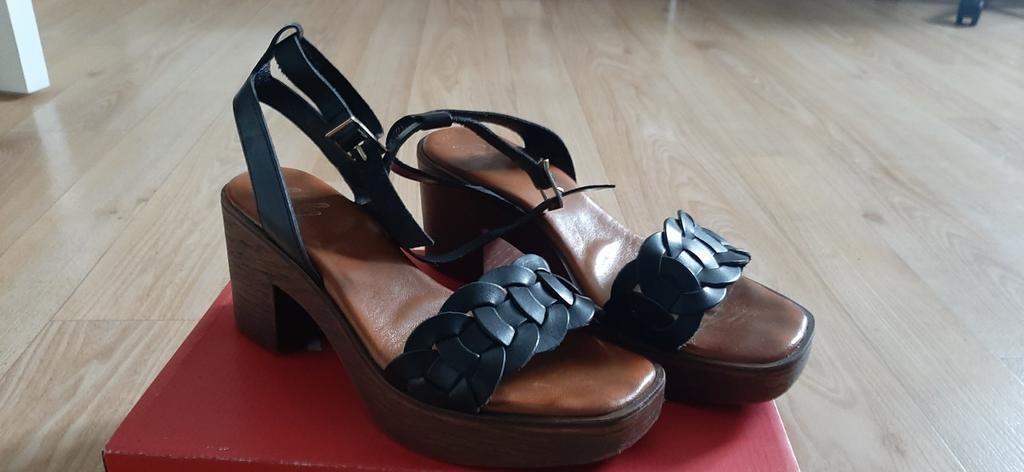 Zwarte sandalen met hak en gevlochten band, Zwart, Ophalen of Verzenden, Zo goed als nieuw, Schoenen met hoge hakken