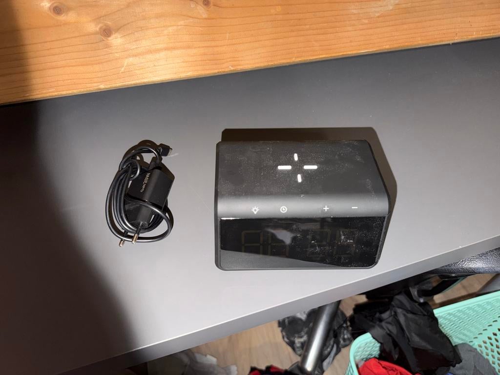 Zwarte wekker met oplader en telefoonoplader, Ophalen of Verzenden, Gebruikt, Digitaal