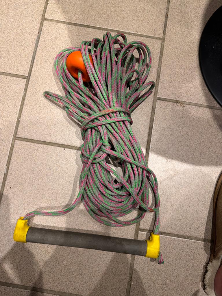 Waterski touw met handvat en drijver, Watersport en Boten, Verzenden, Gebruikt, Overige typen, Met skitouw