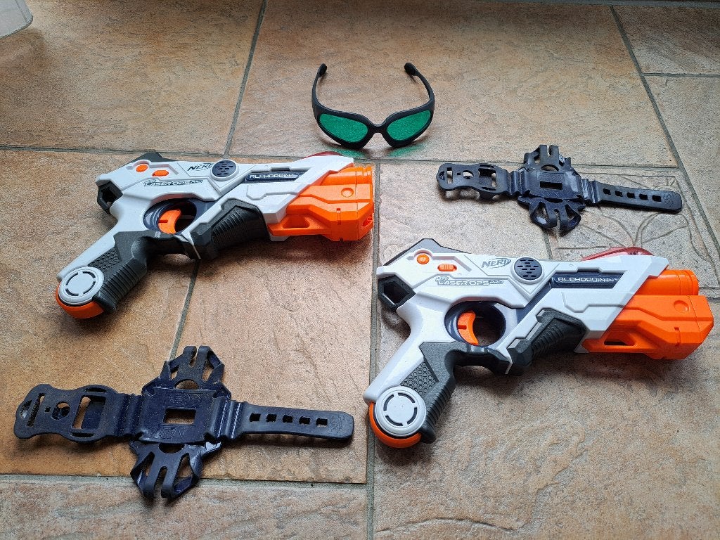 Nerf laserpistolen met houder en 1 bril, Ophalen, Gebruikt