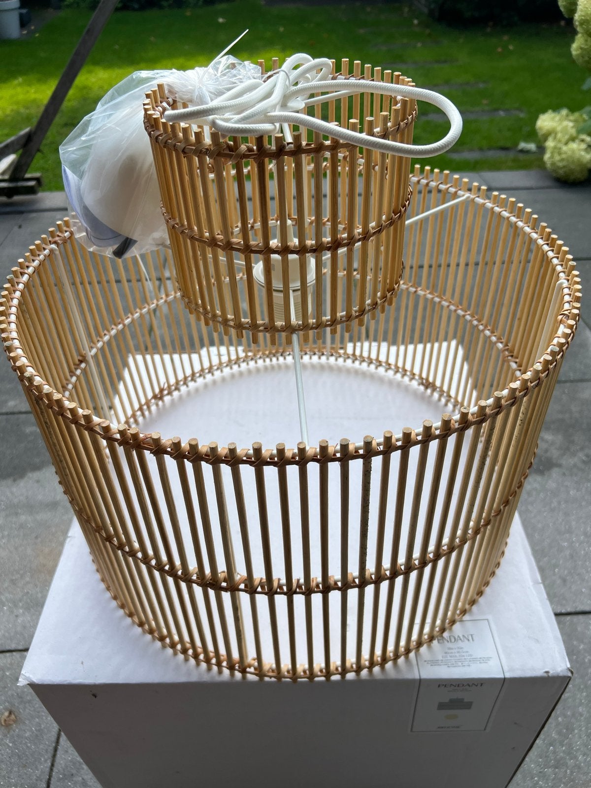 H&M Home bamboe/rotan hanglamp (Nieuw), Ophalen, Nieuw, Natuurlijk materiaal, E27 (groot)