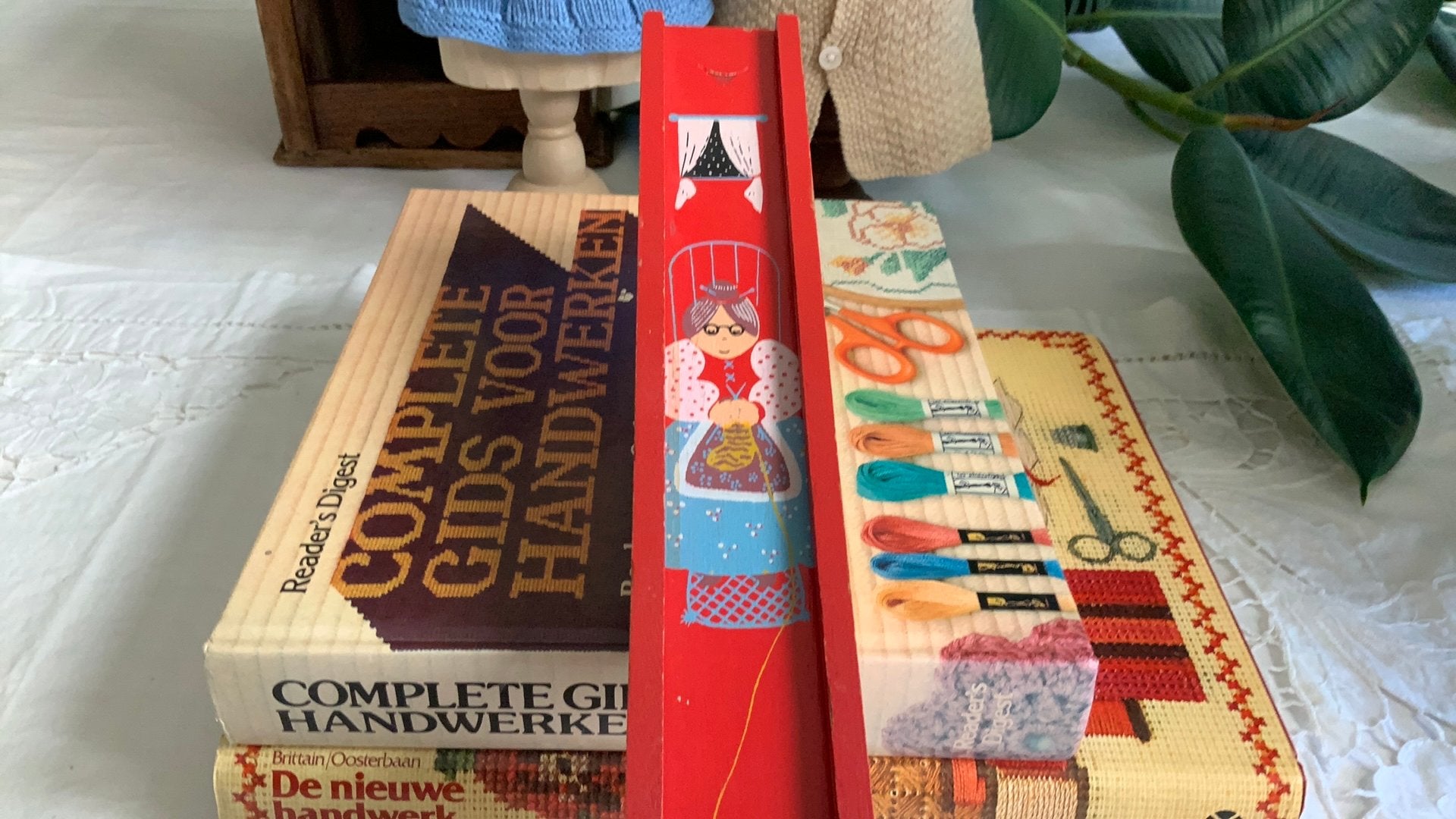 Vintage rode houten breinaaldenkoker met afb. breiende oma, Hobby en Vrije tijd, Breien en Haken, Ophalen of Verzenden, Gebruikt