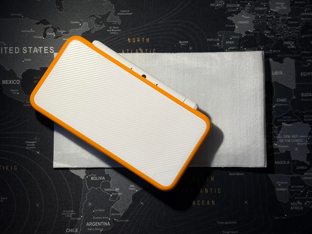 New Nintendo 2DS XL wit met oranje, Spelcomputers en Games, Spelcomputers | Nintendo 2DS en 3DS, Ophalen of Verzenden, Gebruikt