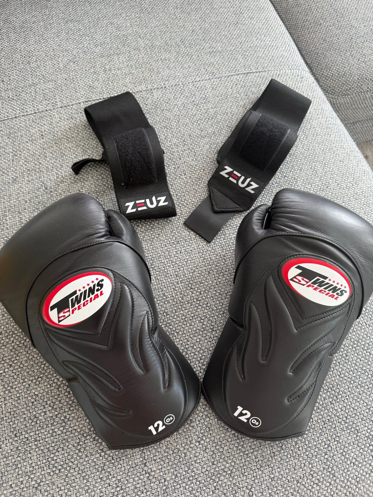 Bokshandschoenen en bandages - Twins Special & Adidas, Ophalen, Zo goed als nieuw, Bokshandschoenen