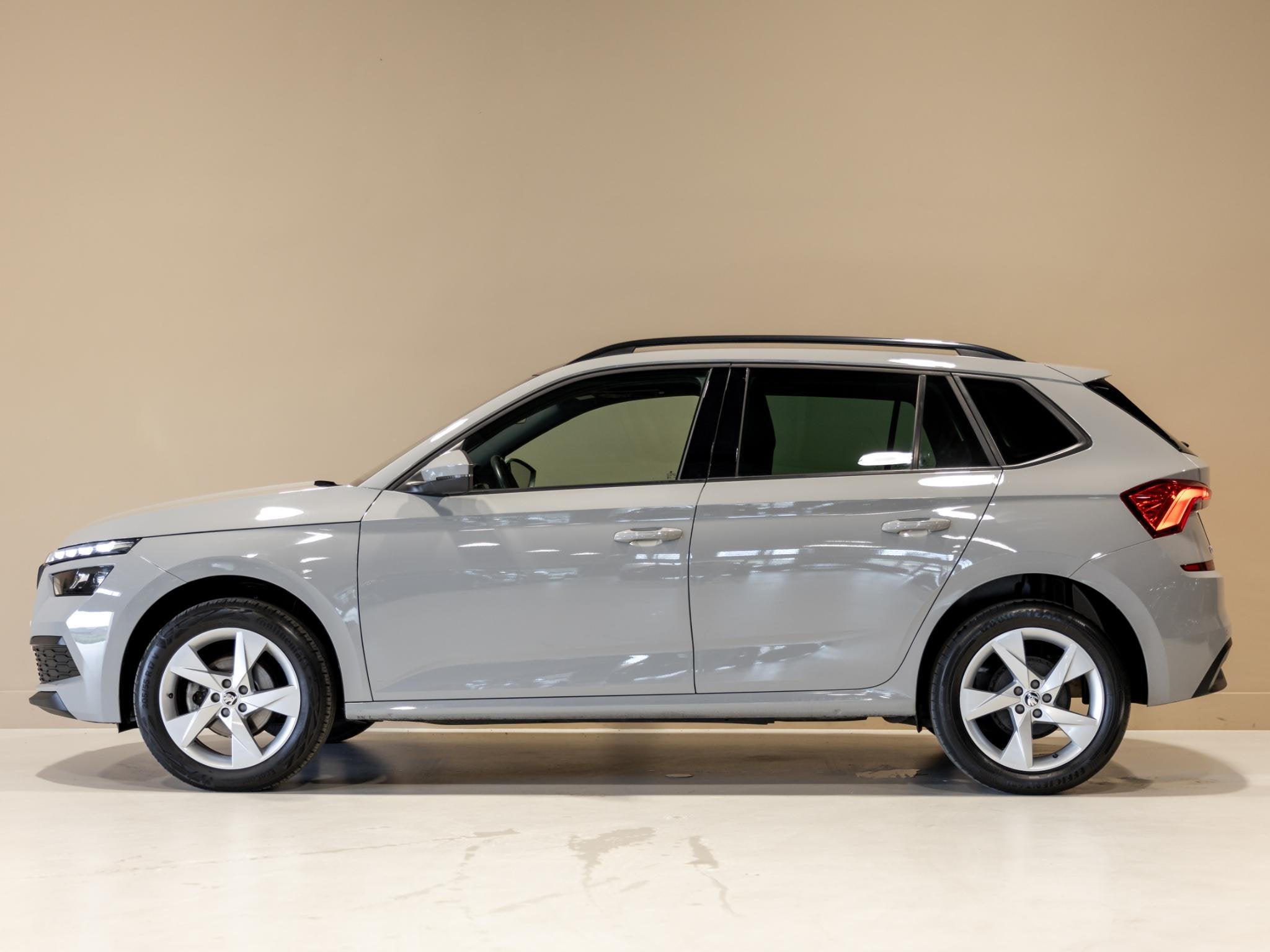 Skoda Kamiq 1.0 TSI Sport Business / 110pk / Panorama dak /, Dealer onderhouden, Gebruikt, Met garantie (alle), Leder en Stof