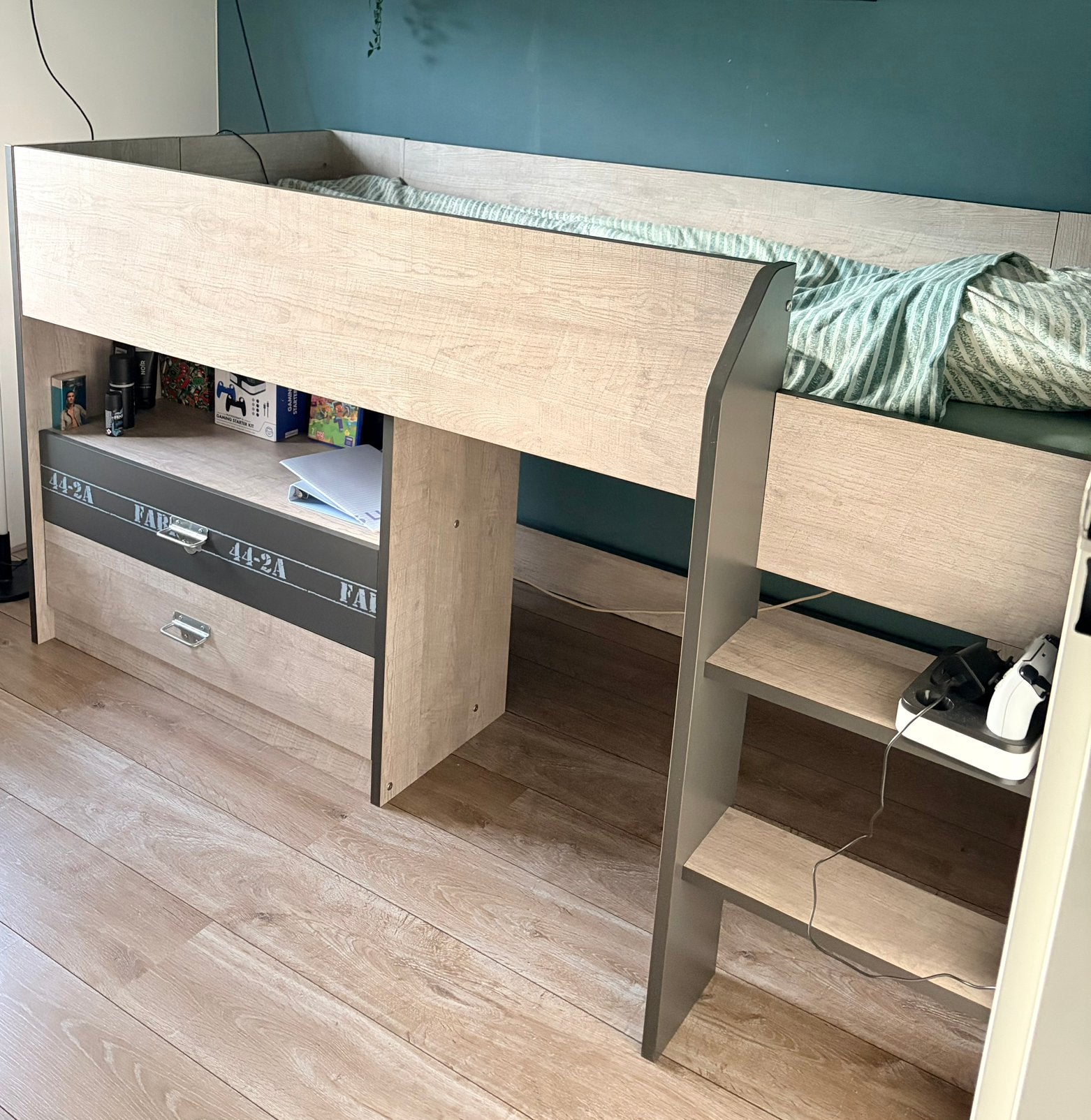 Stoere Leen Bakker Halfhoogslaper Kick met kleding kast, Ophalen, 85 tot 100 cm, Zo goed als nieuw, Hoogslaper of Stapelbed