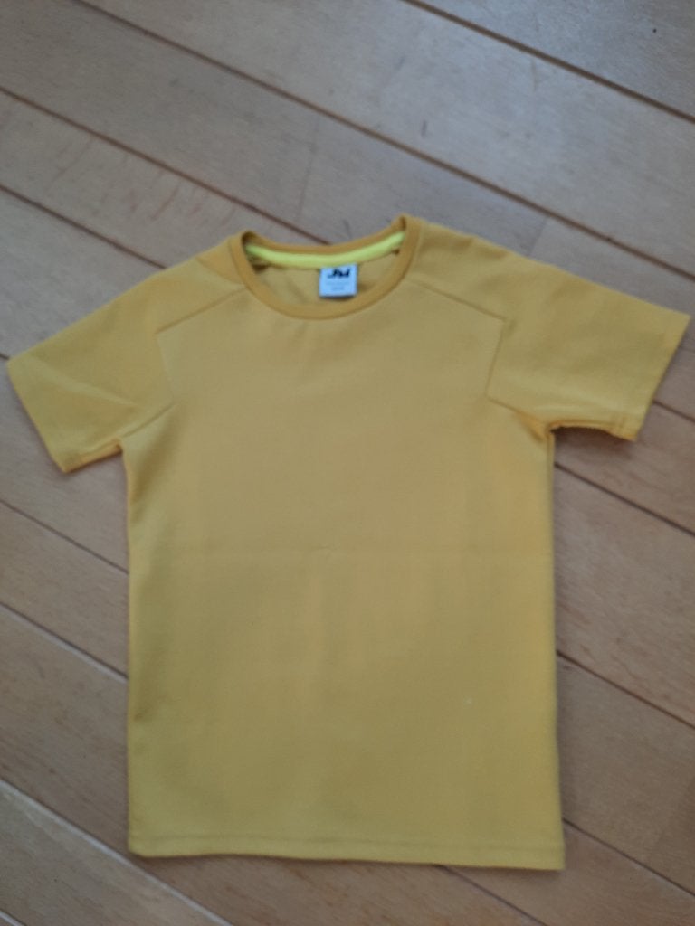 JM dik t- shirt korte mouw okergeel maat 122/128 - nieuw -, Nieuw, Ophalen of Verzenden, Shirt of Longsleeve, Jongen