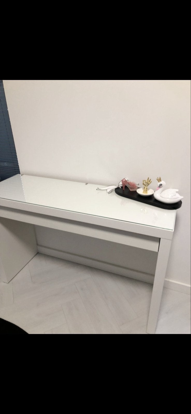 Malm wit toilettafel met glazen blad, Huis en Inrichting, Tafels | Kaptafels, Ophalen, Gebruikt, 100 tot 150 cm, Minder dan 100 cm