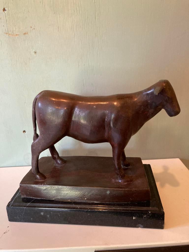 Bronzen beeld van koe op marmer gesigneerd, Ophalen of Verzenden, Brons