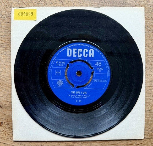 Q65 - The Life I live NEDERBEAT, 7 inch, Zo goed als nieuw, Pop, Beschermende buitenhoes