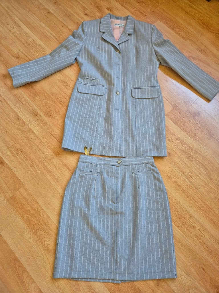 Te koop nw grijs gestreept rok met jasje, Maat 38/40 (M), Kostuum of Pak, Nieuw, Ophalen of Verzenden
