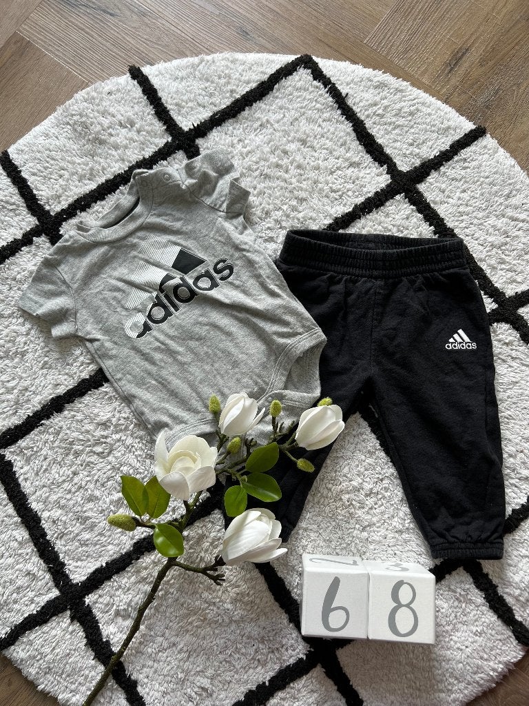 ZGAN grijs zwart 2x Adidas romper & jogger broek 62 68 set, Adidas, Jongetje of Meisje, Ophalen of Verzenden, Zo goed als nieuw