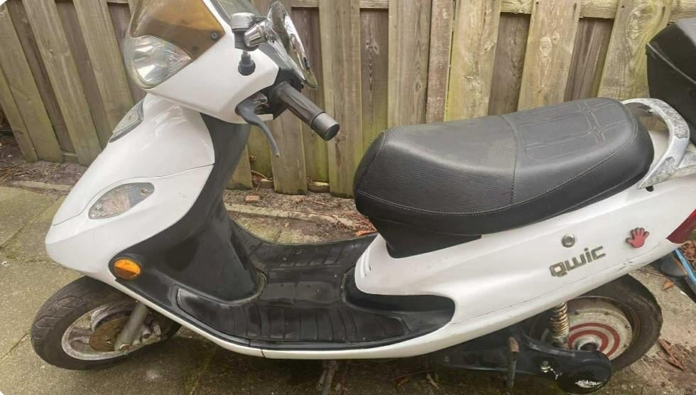 Qwic elektrische scooter voor onderdelen (rijdt niet meer), Ophalen, Gebruikt, Elektrisch, Overige merken
