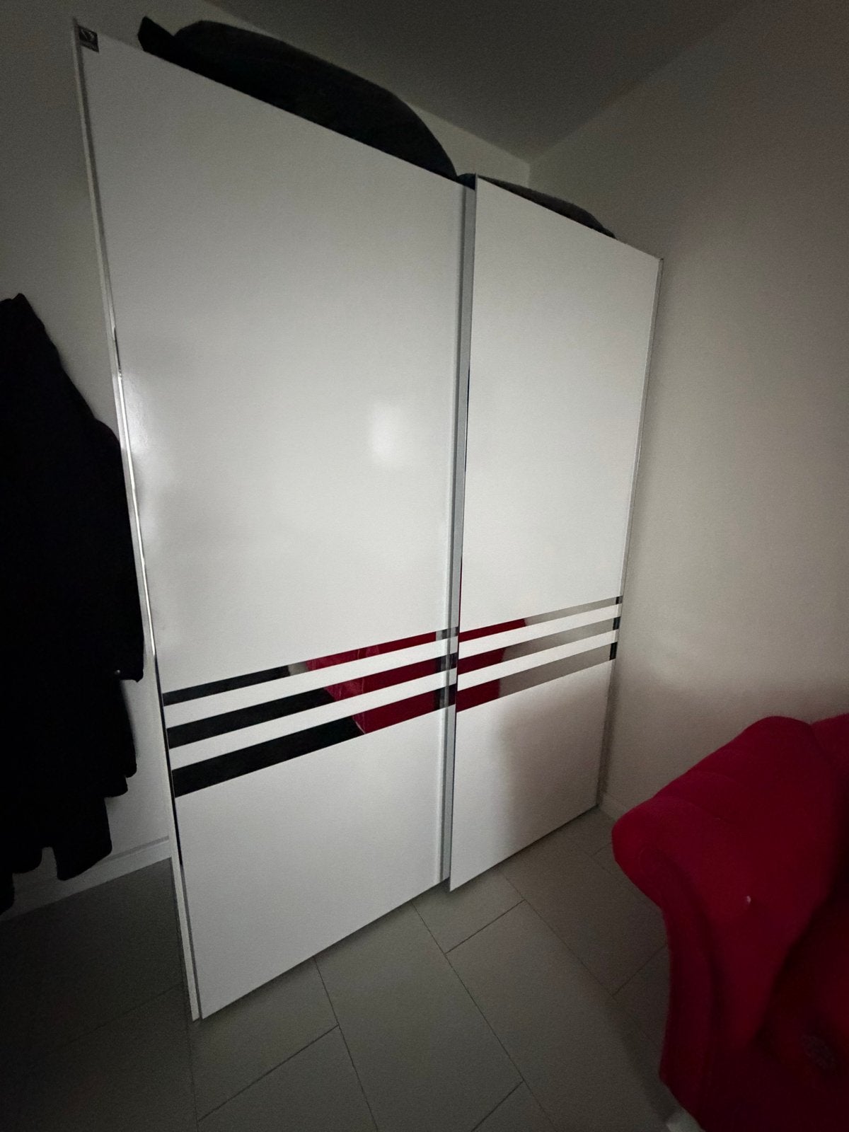 Witte kledingkast met schuifdeuren en spiegeldetails, Ophalen, Overige materialen, Gebruikt, 100 tot 150 cm
