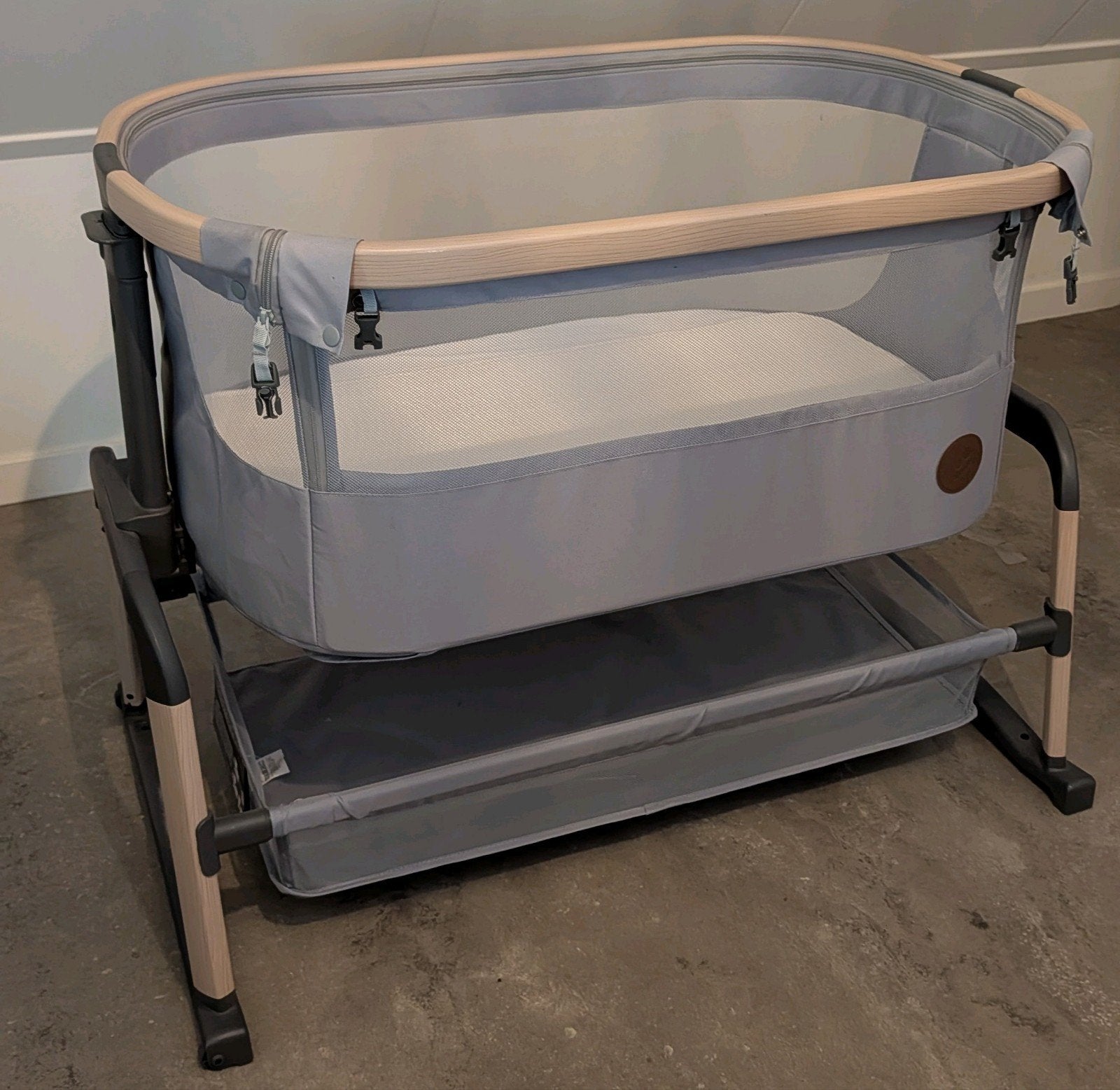 Foto 2 van Maxi-Cosi Iora Air Co-sleeper / wieg  (zo goed als nieuw)