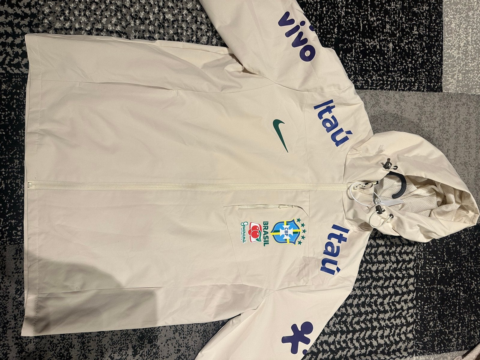 Nike Brazilië Windrunner Jas - Crème/Wit, Ophalen of Verzenden, Nieuw, Maat 56/58 (XL), Wit