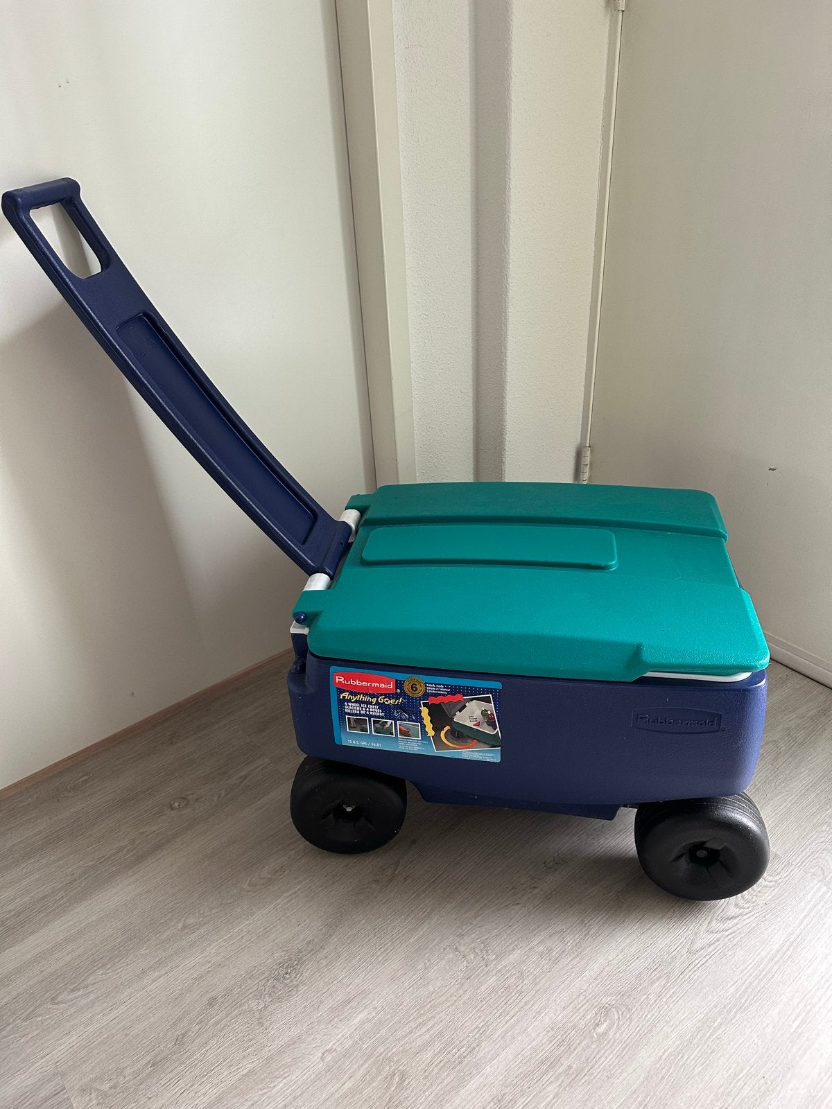 ‼️ Nieuwe Rubbermaid Koelbox op wielen - nieuw!, 100 liter of meer, Ophalen, Zo goed als nieuw, Transportkar