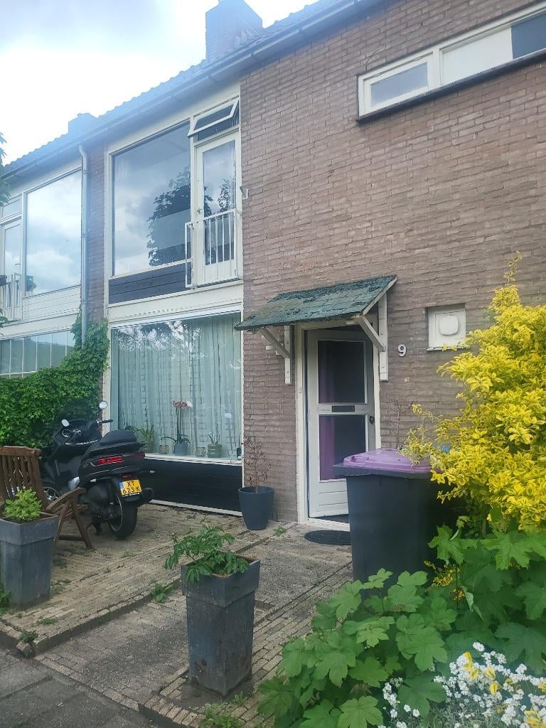 Huis te koop eengezins tussenwoning, 142 m², Tot 200 m², Spijkenisse, 5 kamers