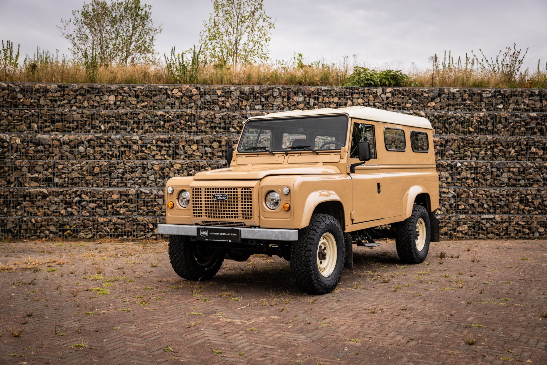 Land Rover Defender 110 V8 Hard Top Volledig gerestaureerd, Gebruikt, 8 cilinders, 3500 cc, Bruin