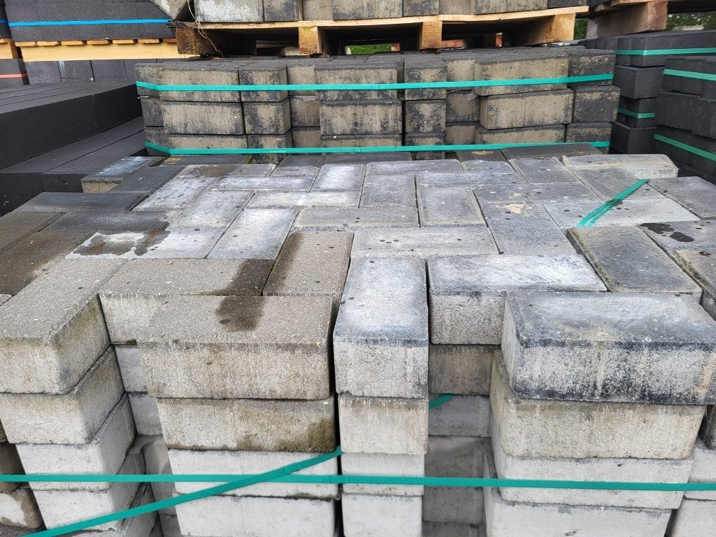 Restpartij B-keus bkk betonklinkers zwart, Ophalen, Klinkers, Zo goed als nieuw, 10 m² of meer