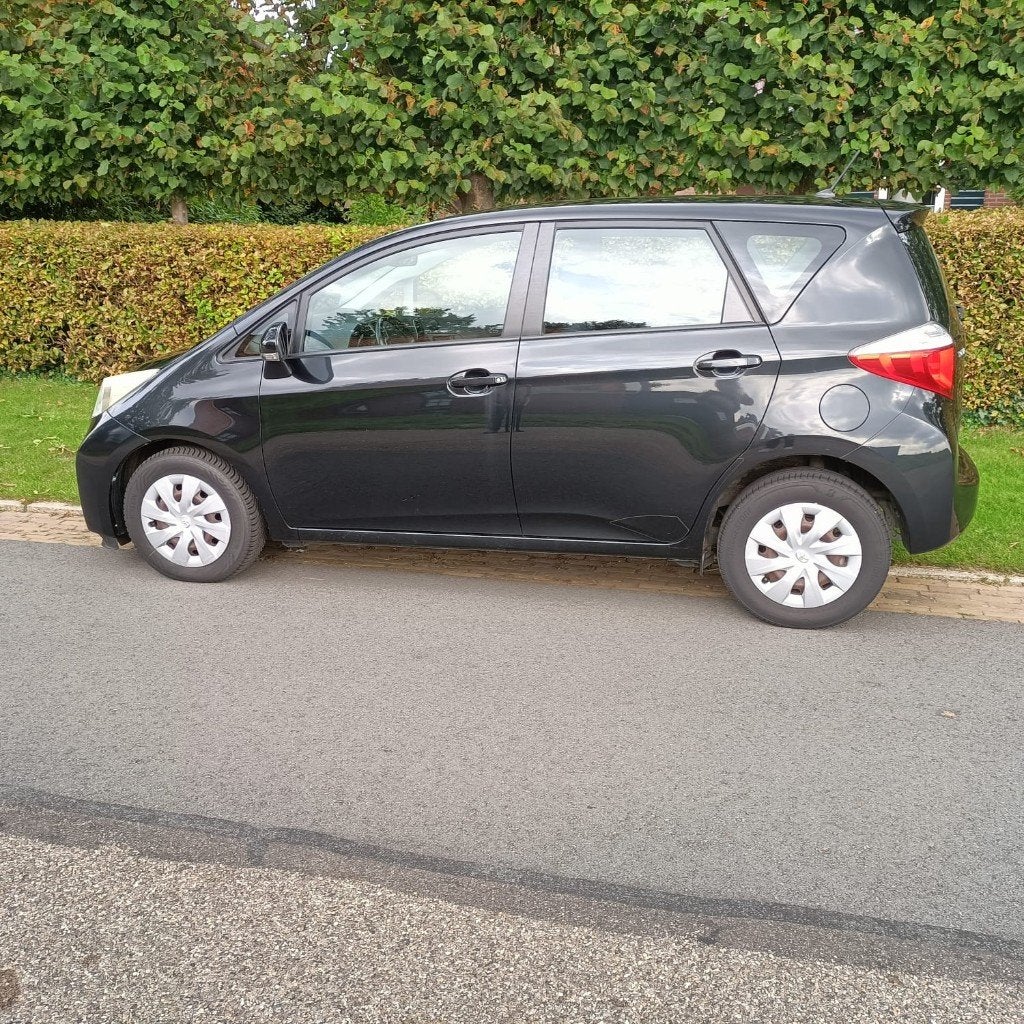 Toyota Verso-S 1.3 Vvt-i 2012 Zwart 48359 km stand, Voorwielaandrijving, Euro 5, Zwart, 4 cilinders