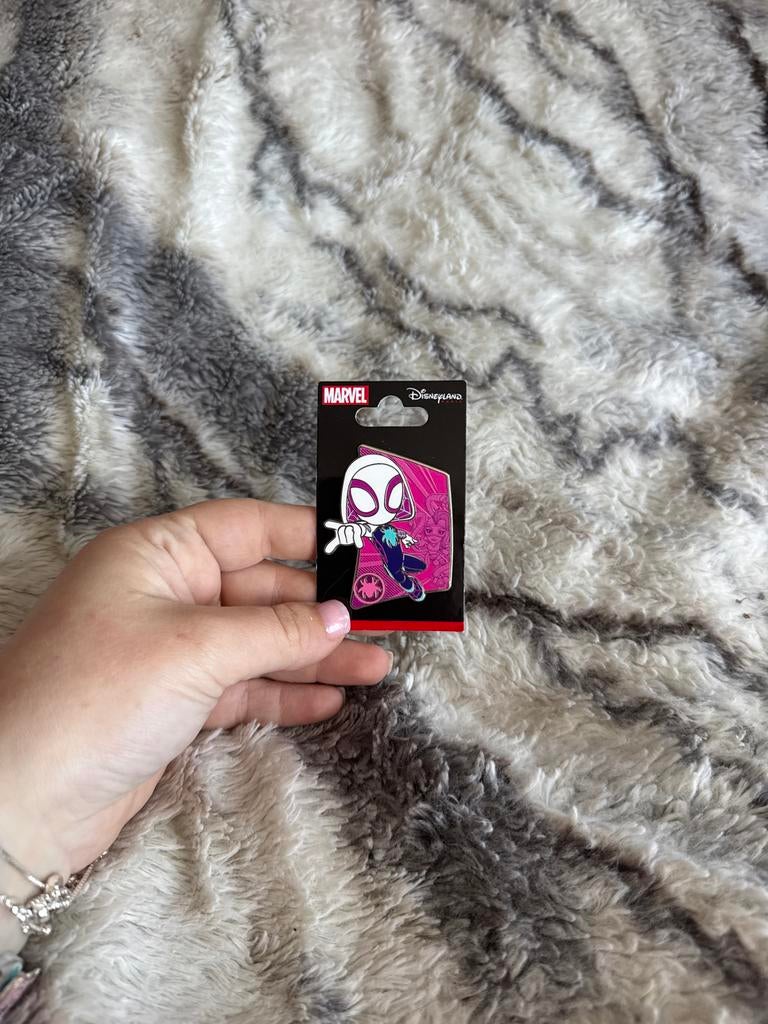 Marvel Spider-Gwen Pin - Disneyland Paris, Ophalen of Verzenden, Nieuw, Figuurtje, Speldje of Pin