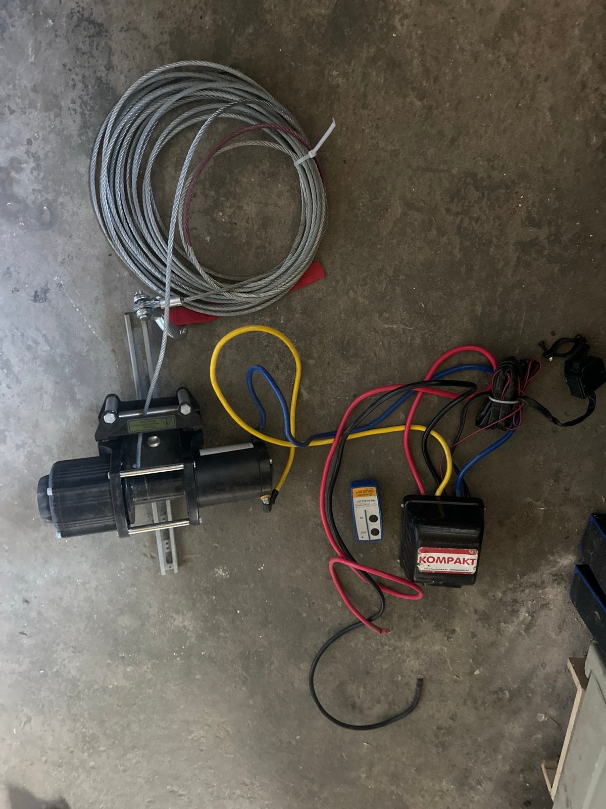 Elektrische lier met staalkabel en afstandsbediening, Ophalen, Zo goed als nieuw, Elektrisch