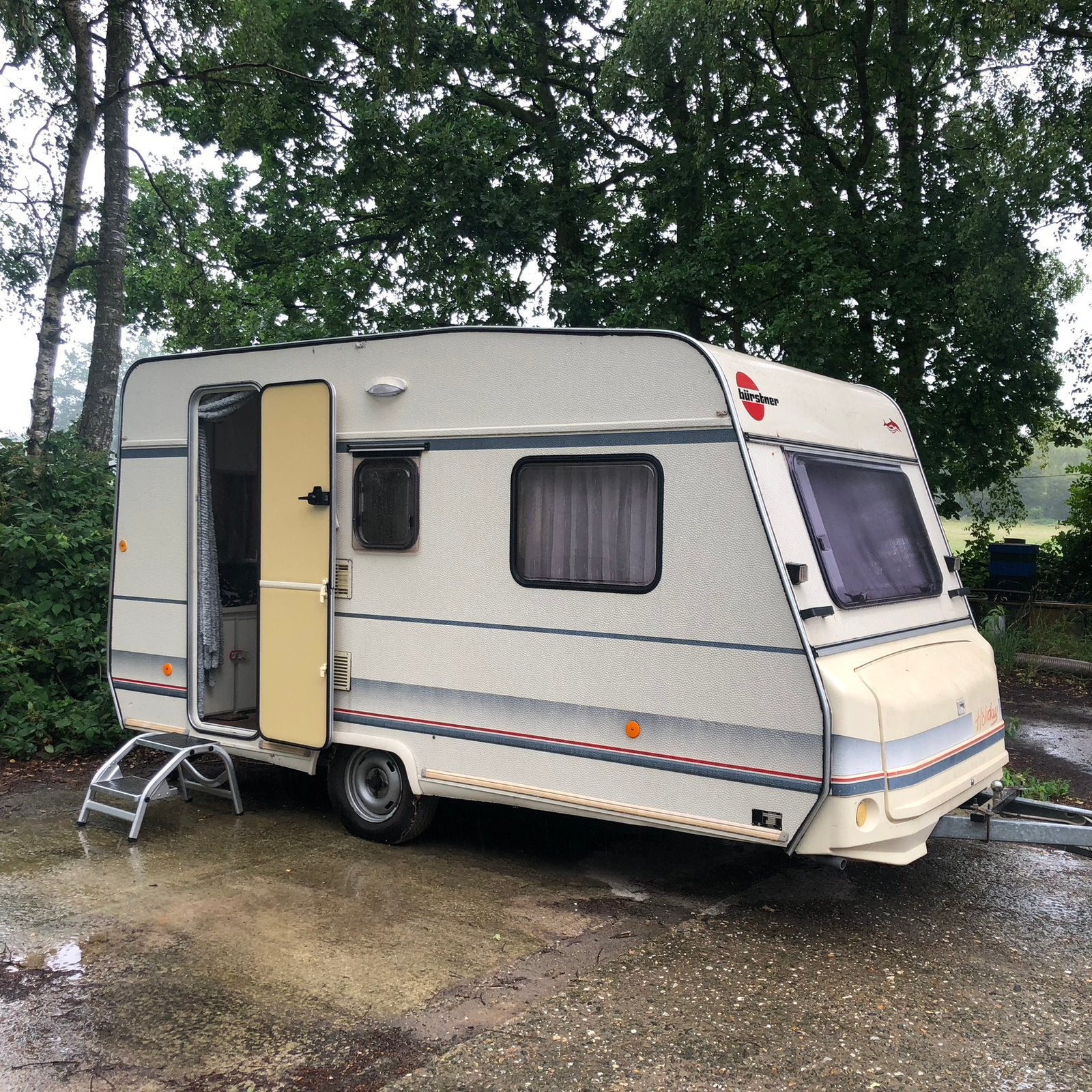 Burstner Holliday 240, instapklaar met nieuwe voortent, Caravans en Kamperen, Campers, Particulier, Bürstner, 4 tot 5 meter, Tot en met 4