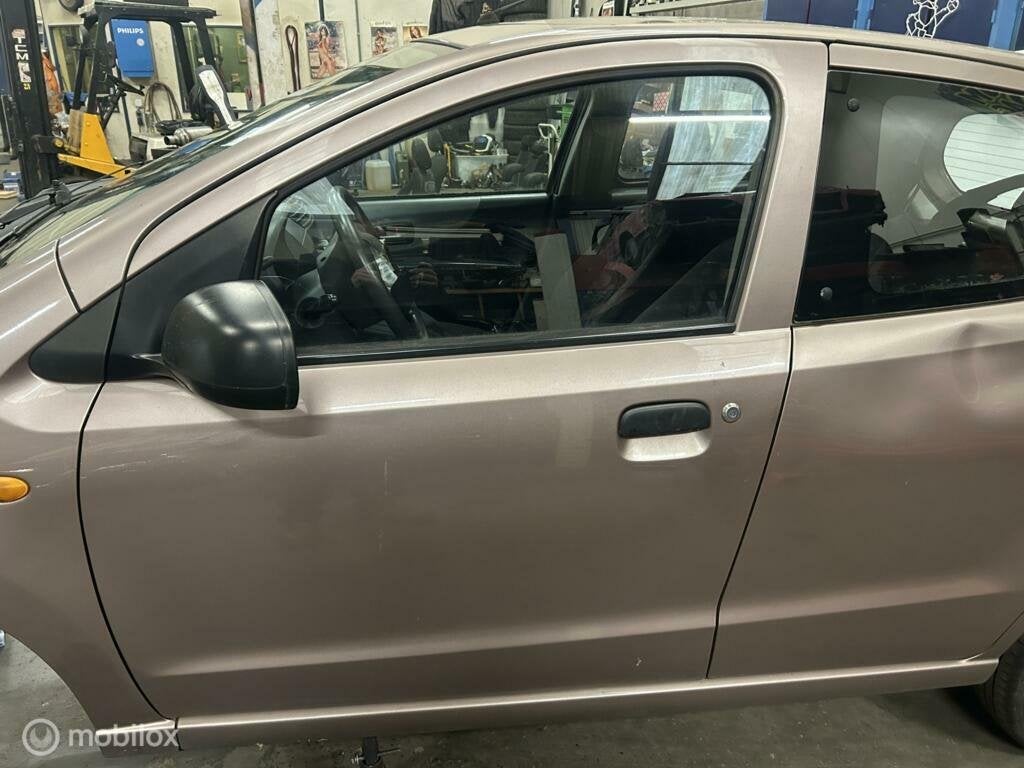 Portier linksvoor Suzuki Alto V  ('09-'15), Deur, Voor, Ophalen of Verzenden, Suzuki