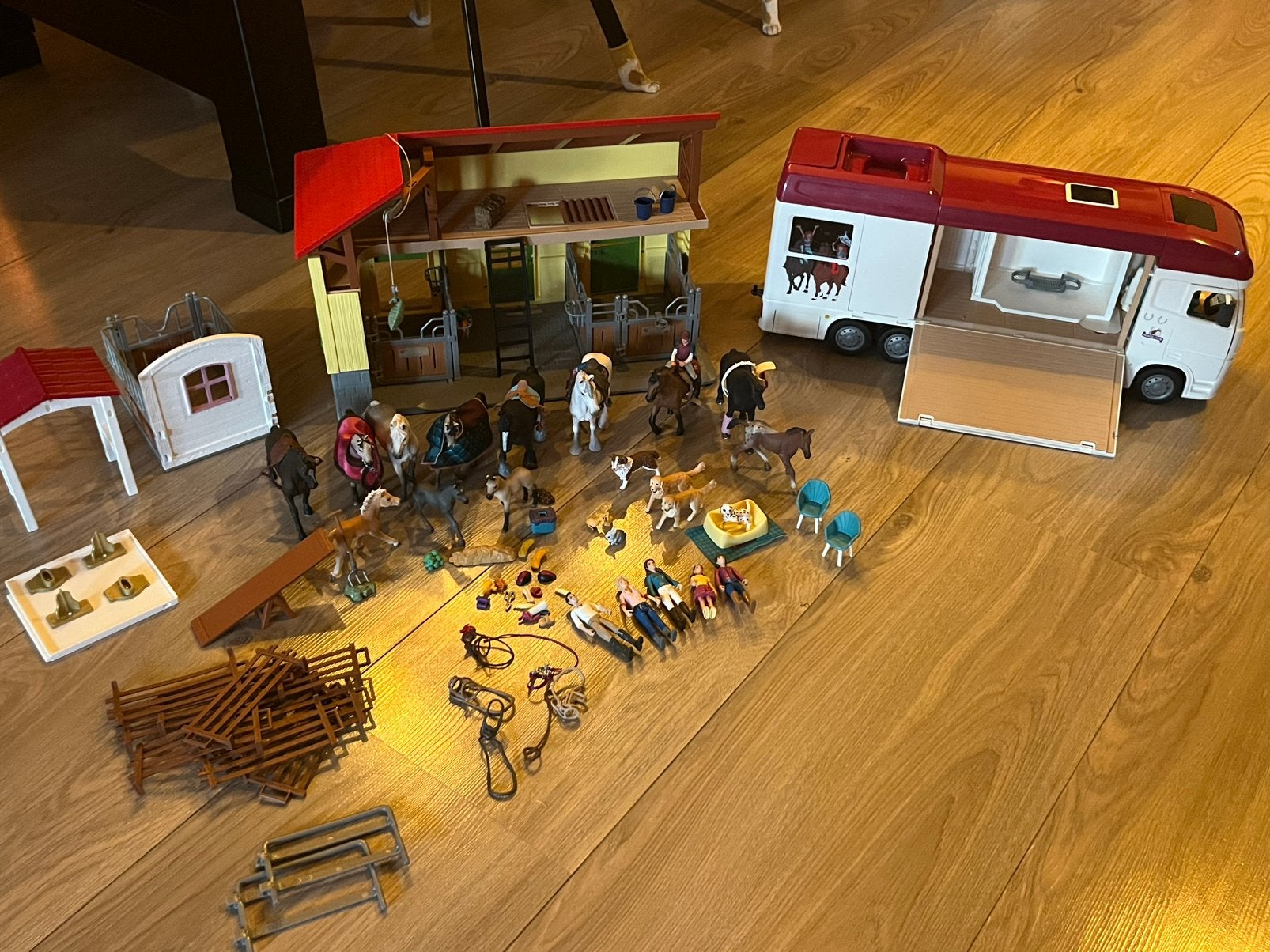 Schleich manege en bus met 23 paarden en veel extra’s, Ophalen, Zo goed als nieuw