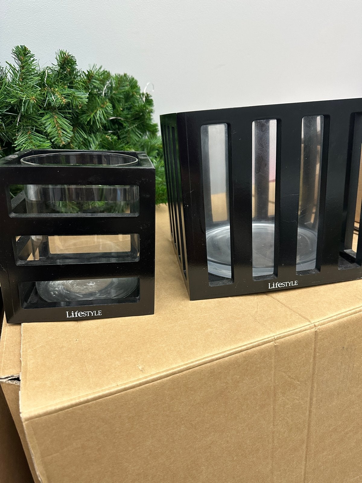 Set van 2 zwarte houten lantaarns met glas van Lifestyle, Gebruikt, Lantaarn, Ophalen of Verzenden, Hout
